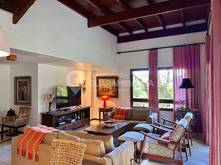 Mansion with 6 suites in the best condominium in Guaramirang