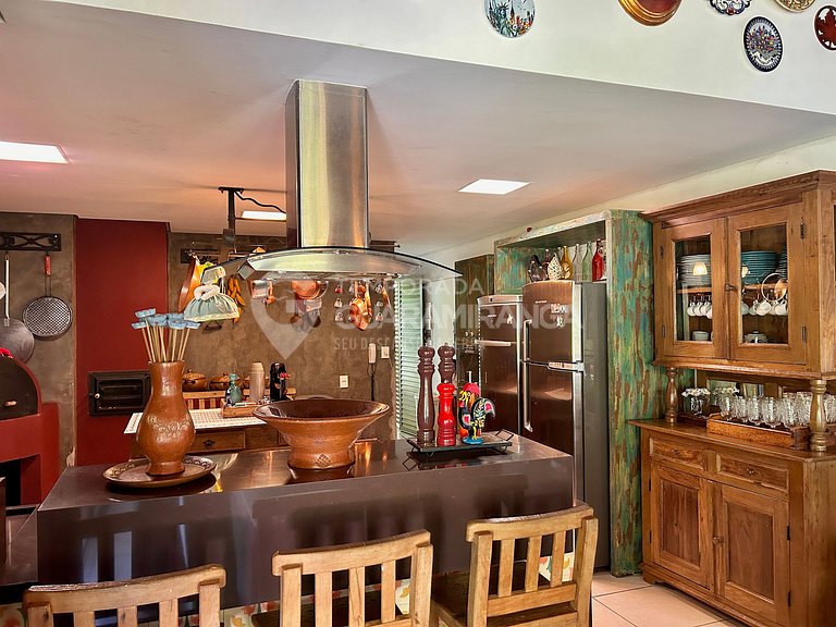 Mansion with 6 suites in the best condominium in Guaramirang