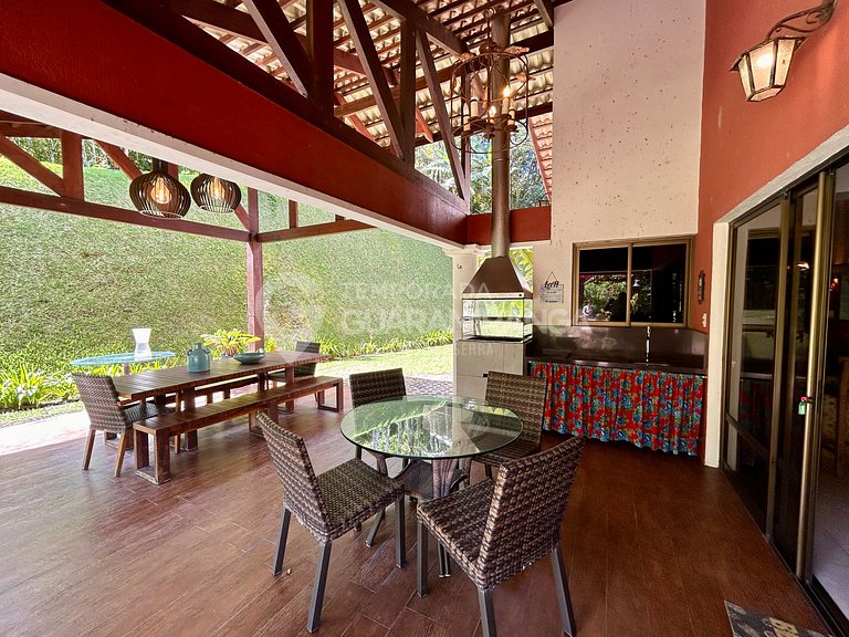 Mansion with 6 suites in the best condominium in Guaramirang
