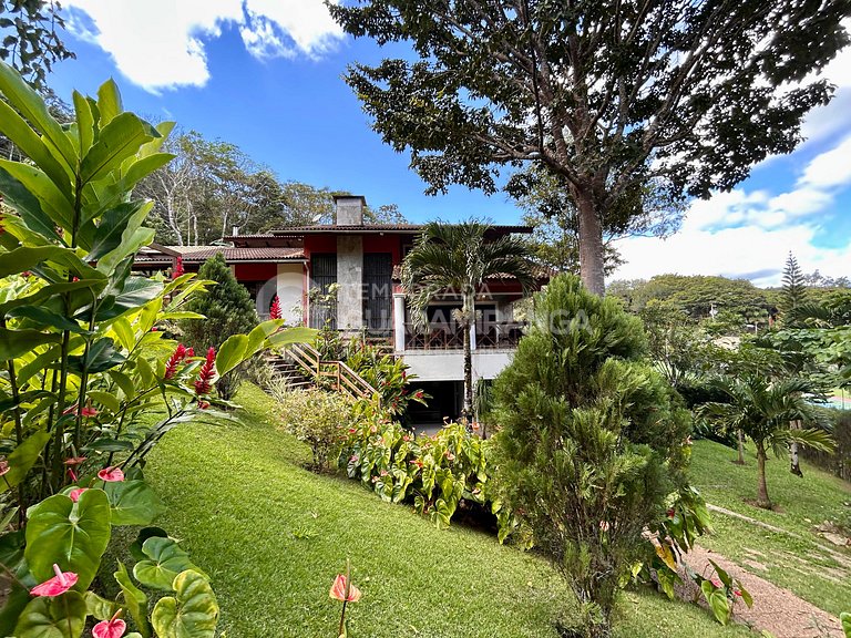 Mansion with 6 suites in the best condominium in Guaramirang