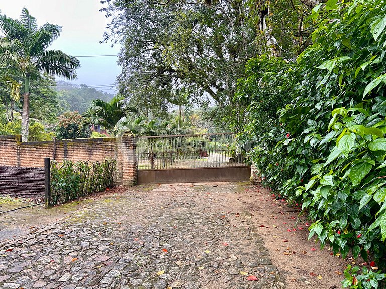 Linda casa com 4 suítes e hidromassagem aquecida em Guaramir