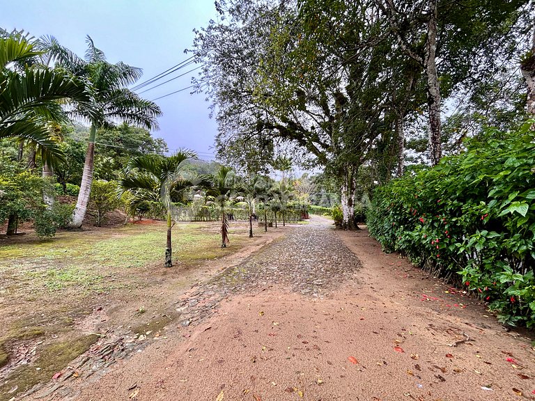 Linda casa com 4 suítes e hidromassagem aquecida em Guaramir