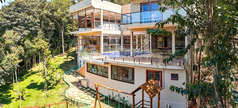 Mansão de Vidro na Natureza