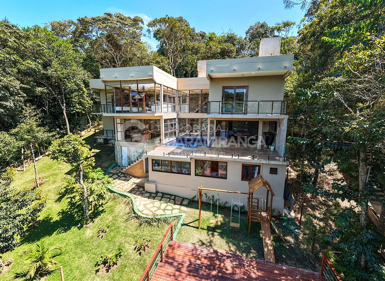 Mansão de Vidro na Natureza