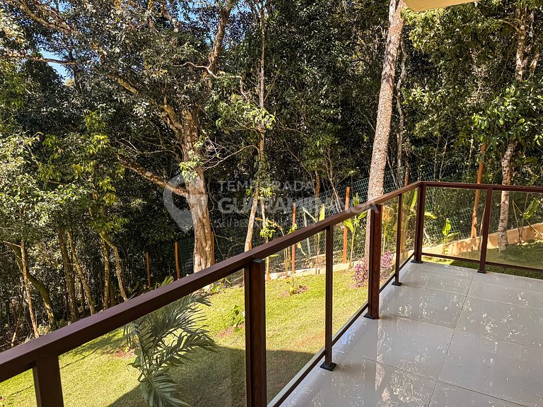 Mansão de Vidro na Natureza