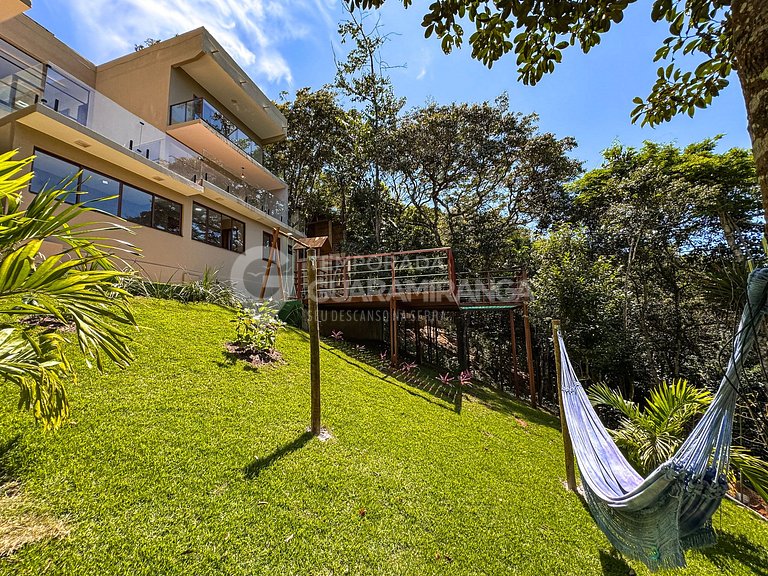 Mansão de Vidro na Natureza
