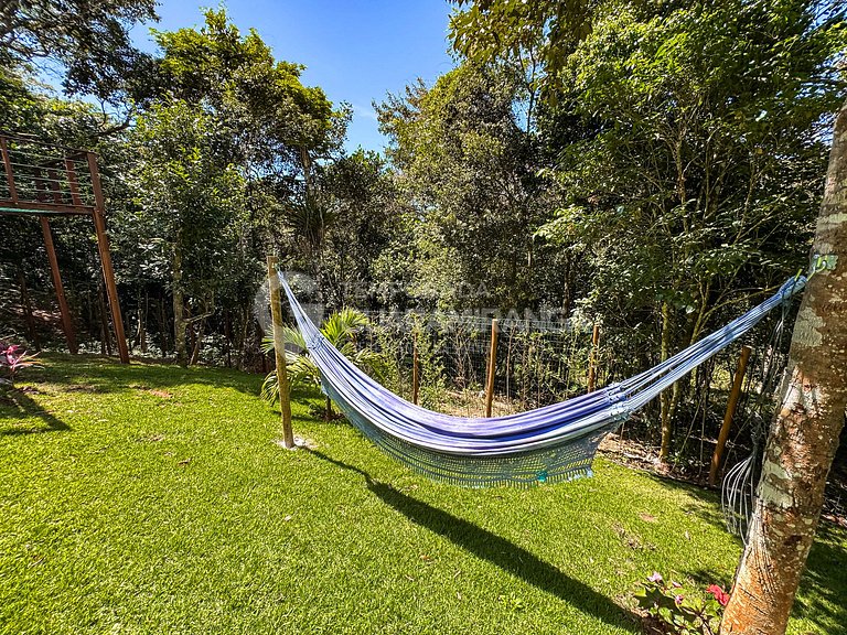 Mansão de Vidro na Natureza