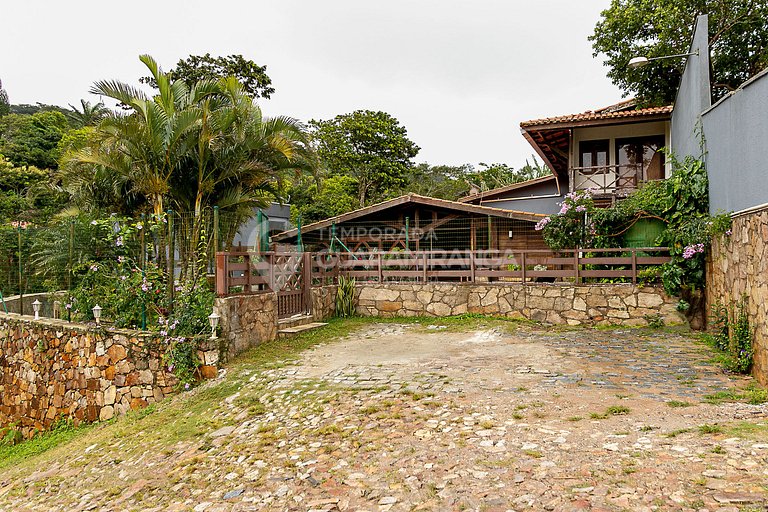 Grande casa com piscina e salão de jogos em Guaramiranga (Ca
