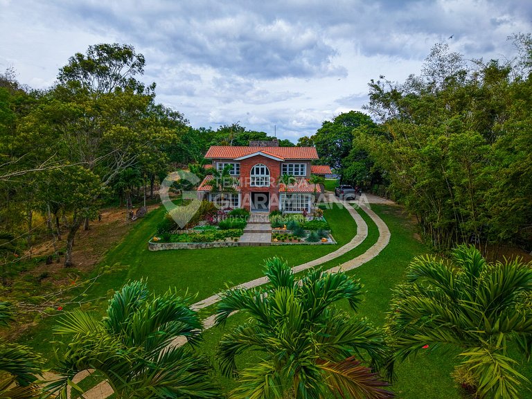 Casa com Piscina de Borda Infinita e Vista Panorâmica