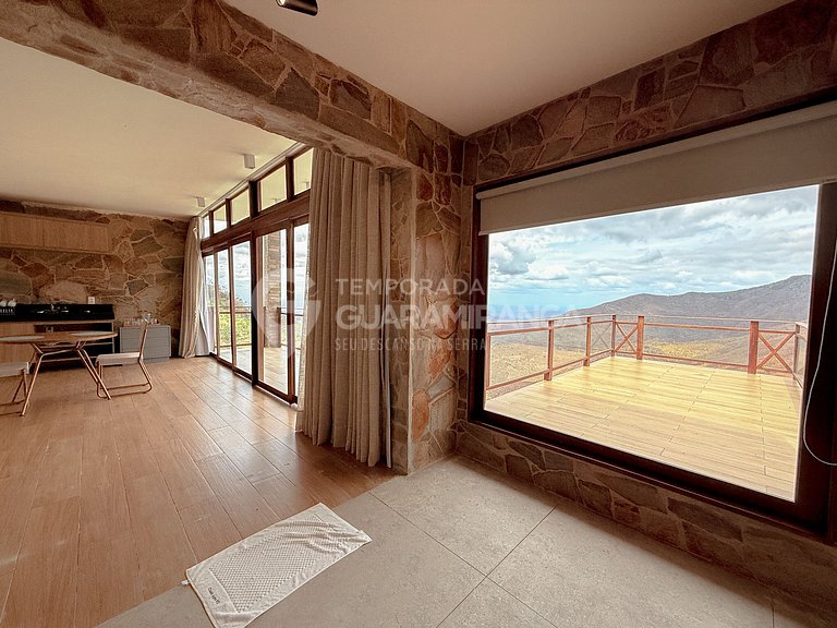 Casa com Piscina de Borda Infinita e Vista Panorâmica