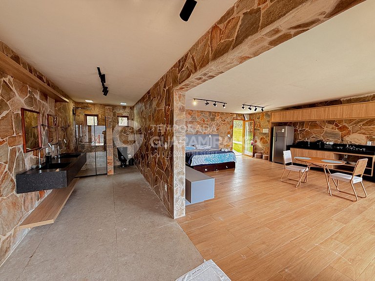Casa com Piscina de Borda Infinita e Vista Panorâmica