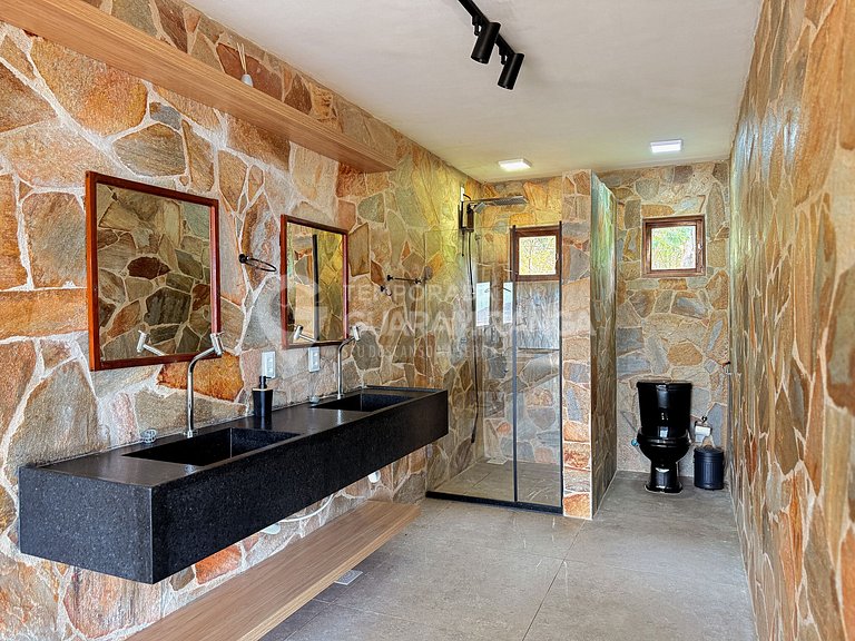 Casa com Piscina de Borda Infinita e Vista Panorâmica