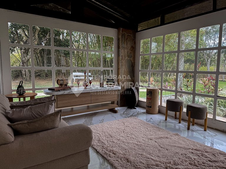 Casa com Piscina de Borda Infinita e Vista Panorâmica