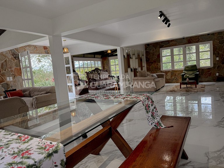 Casa com Piscina de Borda Infinita e Vista Panorâmica