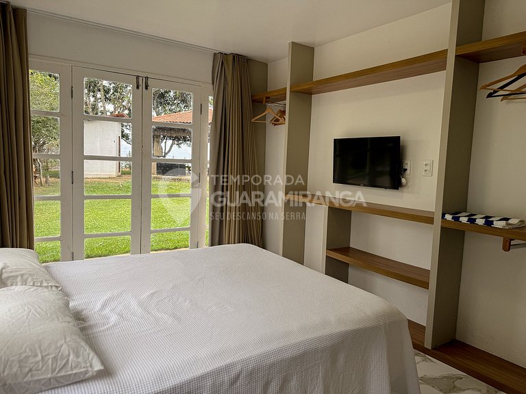 Casa com Piscina de Borda Infinita e Vista Panorâmica