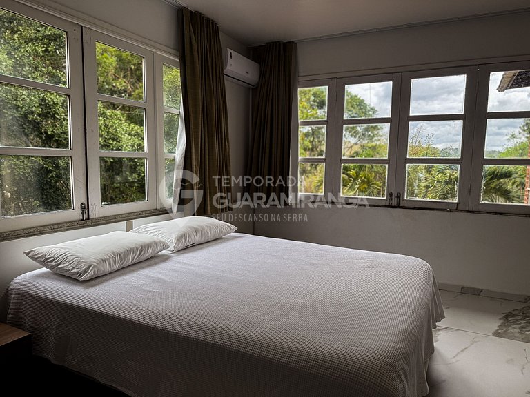 Casa com Piscina de Borda Infinita e Vista Panorâmica