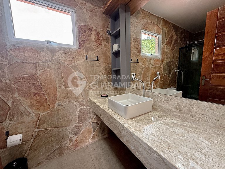Casa com Piscina de Borda Infinita e Vista Panorâmica