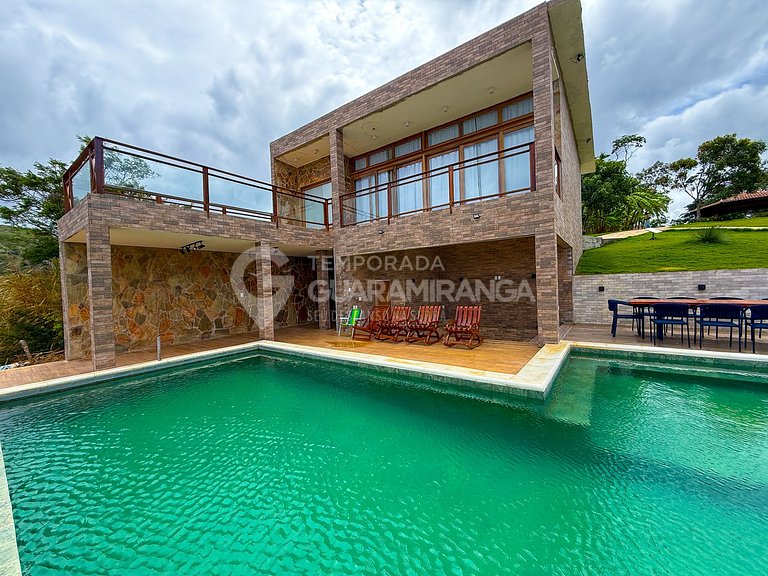 Casa com Piscina de Borda Infinita e Vista Panorâmica