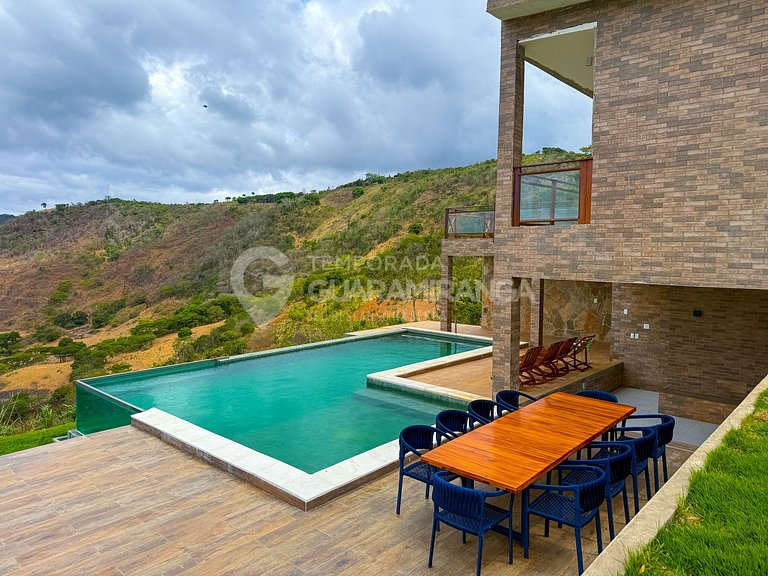 Casa com Piscina de Borda Infinita e Vista Panorâmica