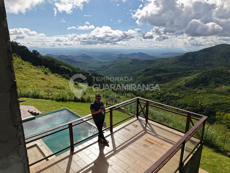 Casa com Piscina de Borda Infinita e Vista Panorâmica