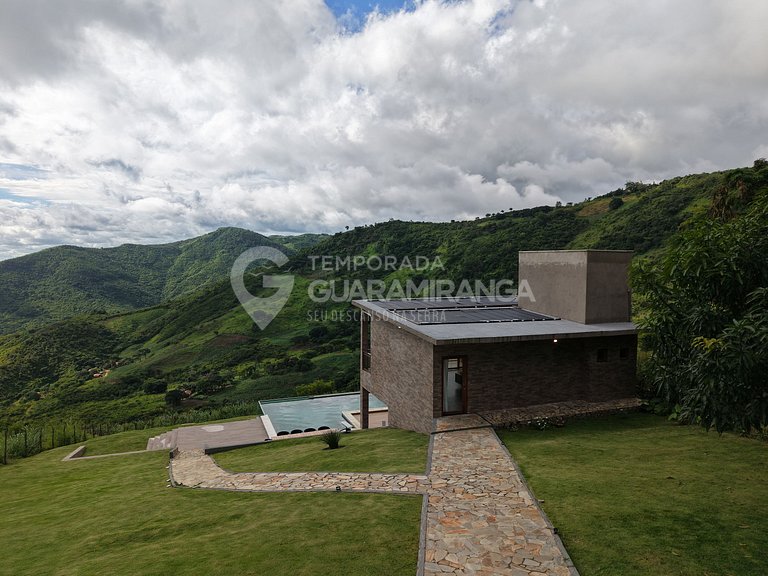 Casa com Piscina de Borda Infinita e Vista Panorâmica