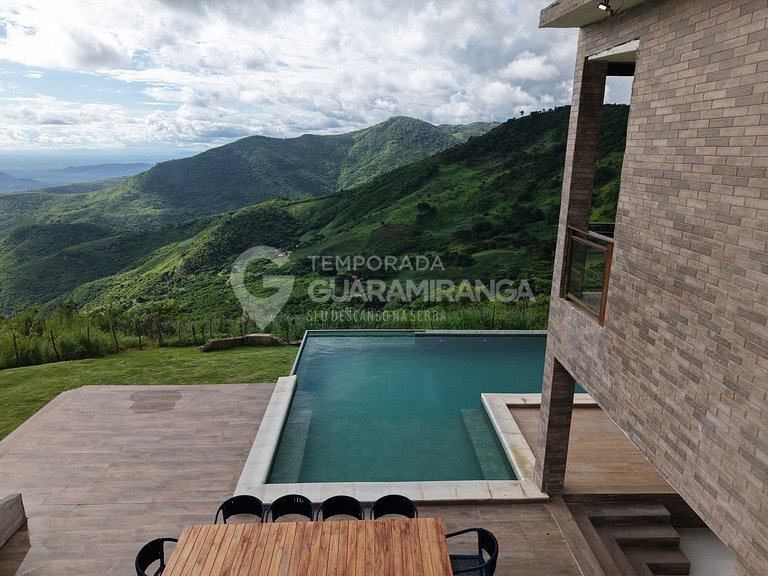 Mansión en la sierra con piscina infinita