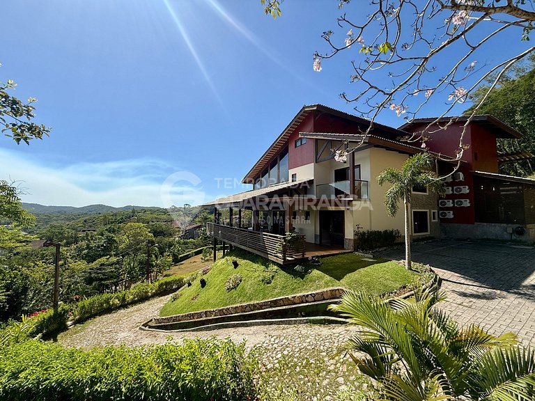 Mansão com Vista Panorâmica no Monte Flor