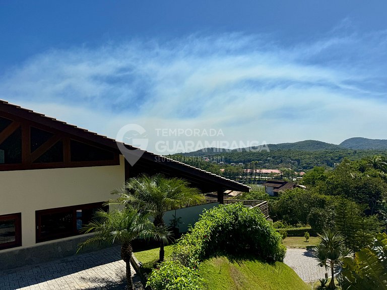 Mansão com Vista Panorâmica no Monte Flor