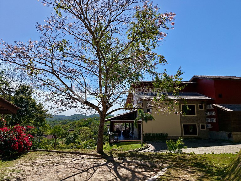 Mansão com Vista Panorâmica no Monte Flor