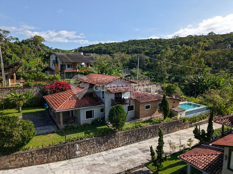 Piscina de borda infinita e vista da serra