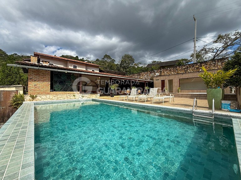 Piscina de borda infinita e vista da serra