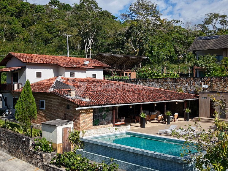 Piscina de borda infinita e vista da serra