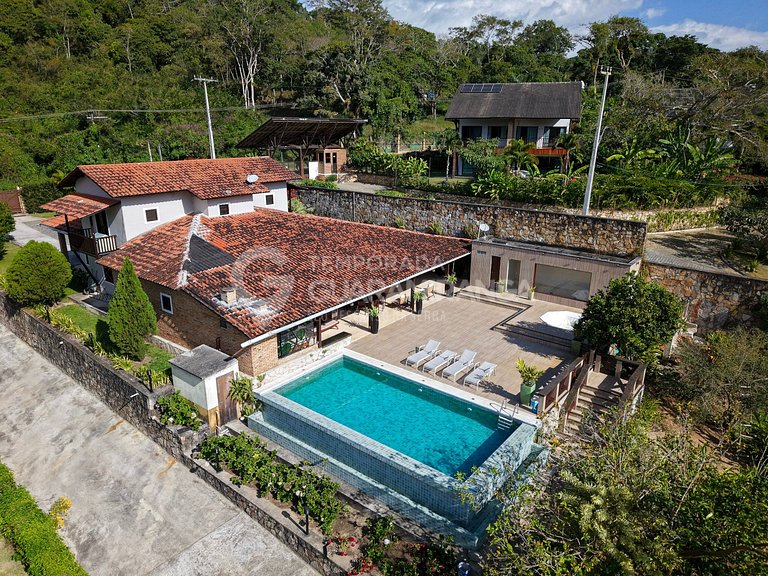 Piscina de borda infinita e vista da serra
