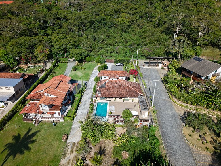 Piscina de borda infinita e vista da serra