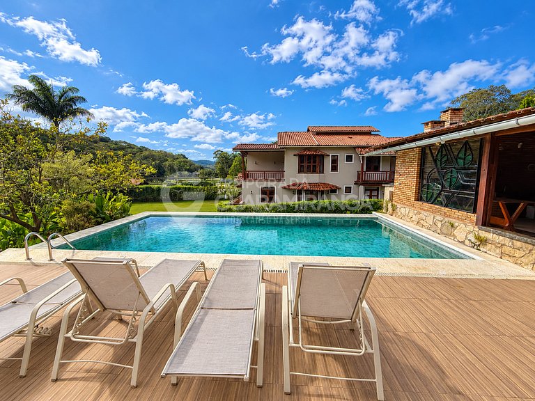 Piscina de borda infinita e vista da serra
