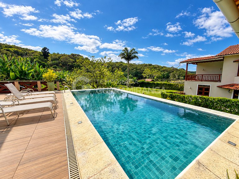 Piscina de borda infinita e vista da serra