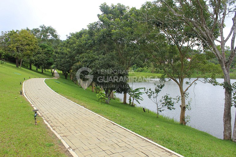Loft de frente para lago no melhor condomínio de Guaramirang