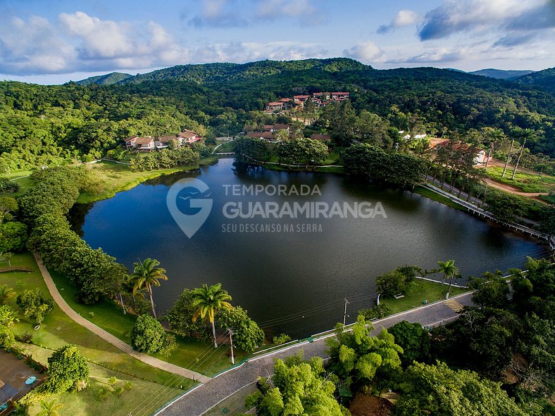 Loft de frente para lago no melhor condomínio de Guaramirang